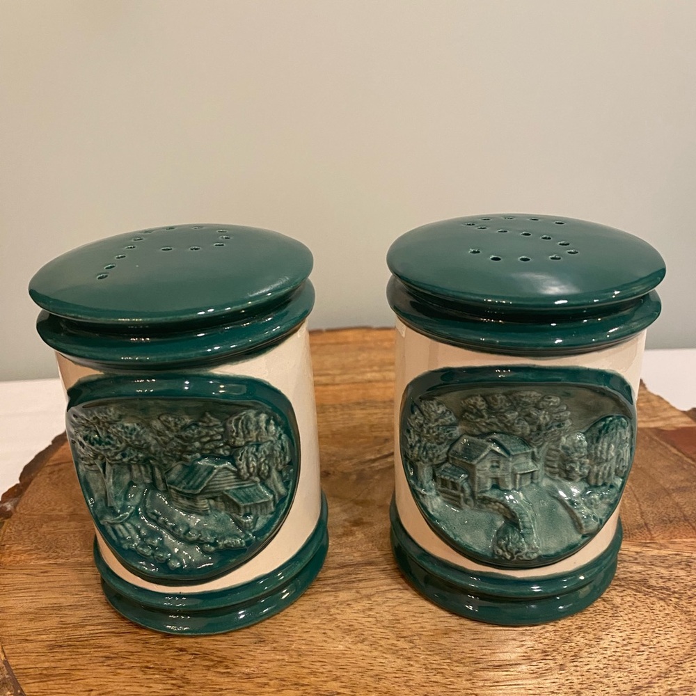 Vintage 1979 Hershey Mold Salt & Pepper Shakers Country Farmhouse Raised Design
